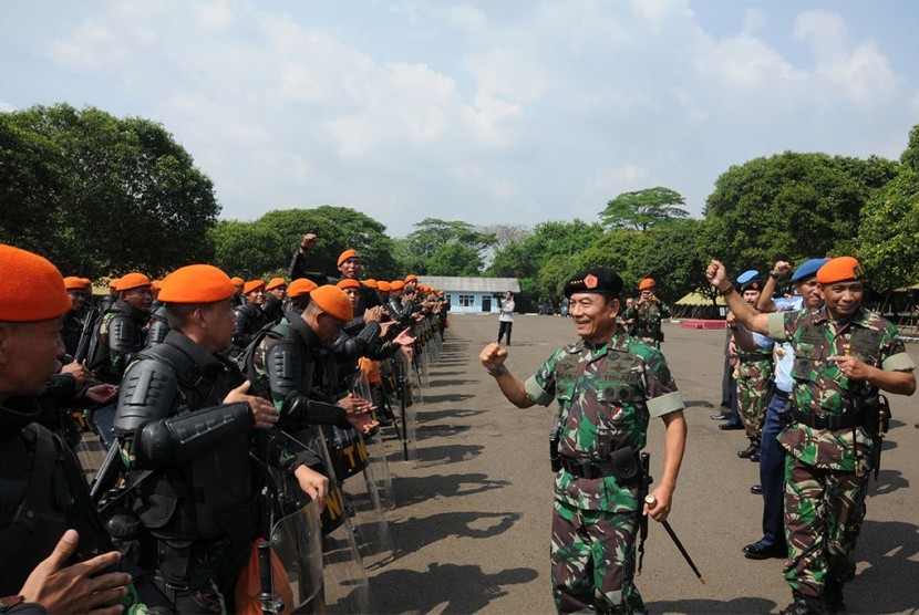  Panglima TNI Jenderal Moeldoko melakukan inspeksi kesiapan pasukan pengamanan Pilpres 2014 ke markas Batalyon Komando 461 Paskhas Halim Perdanakusuma, Rabu (16/7).