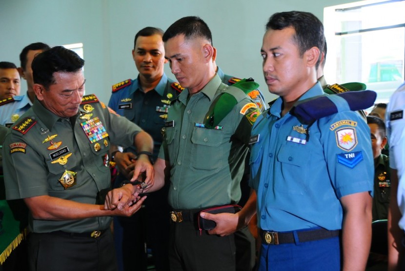 Panglima TNI Jenderal Moeldoko membagikan jam tangan ke prajurit.