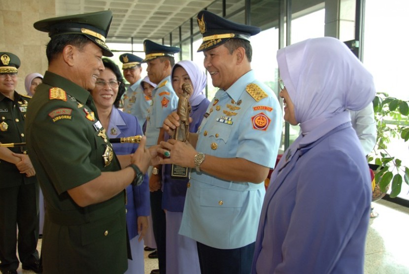 Panglima TNI Jenderal Moeldoko memberi cenderamata kepada Marsda Karibiyama.