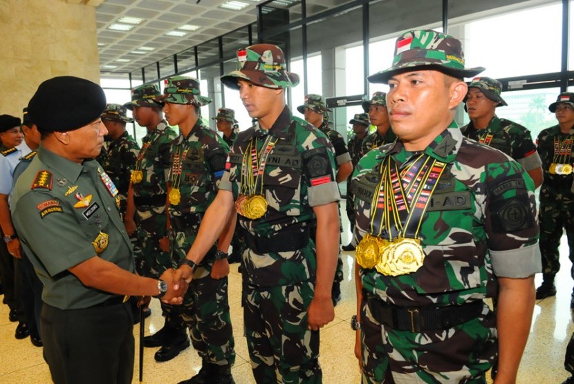 Panglima TNI Jenderal Moeldoko memberi selamat prajurit TNI yang juara di Brunei Darussalam.