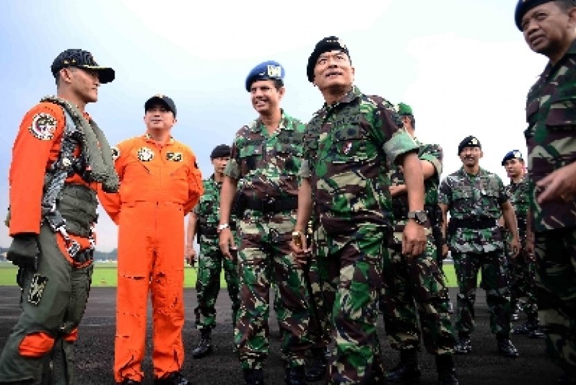 Panglima TNI Jenderal Moeldoko memeriksa pesawat tempur F16 saat gelar apel siaga di Lanud Halim Perdanakusuma, Jakarta Timur, Senin (7/7).