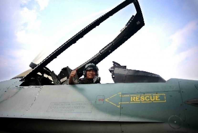 Commander of TNI General Moeldoko checks F-16 fighter during a parade in Jakarta. (File)