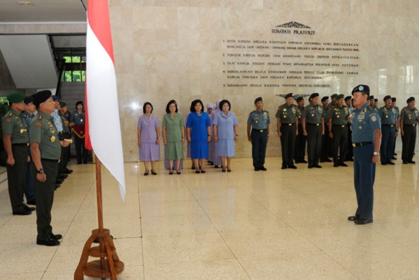 Panglima TNI Jenderal Moeldoko menerima laporan kenaikan pangkat pati.