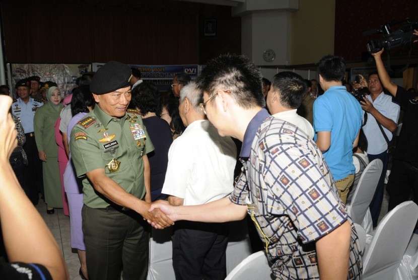 Panglima TNI Jenderal Moeldoko menyalami keluarga korban pesawat Air Asia.