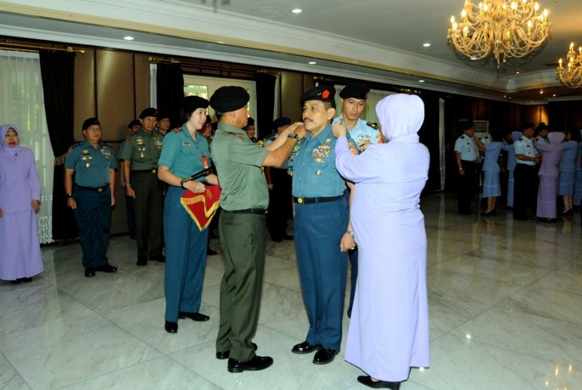 Panglima TNI Jenderal Moeldoko menyematkan kenaikan pangkat kepada salah satu pati.