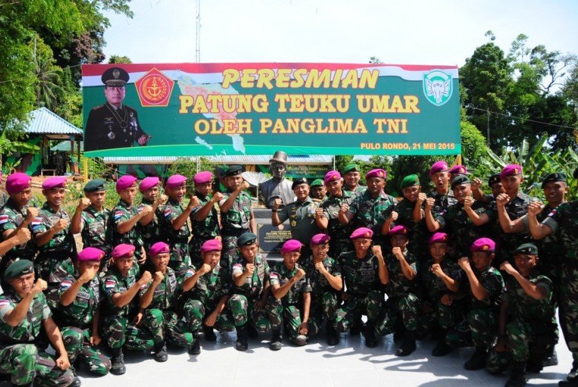 Panglima TNI Jenderal Moeldoko meresmikan patung Teuku Umar di Pulau Rondo.