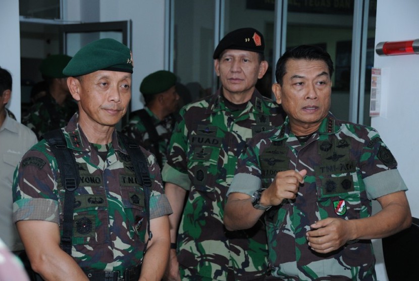 Panglima TNI Jenderal Moeldoko, Pangdam Jaya Mayjen Mulyono, dan Kapuspen TNI Mayjen Fuad Basya (tengah).