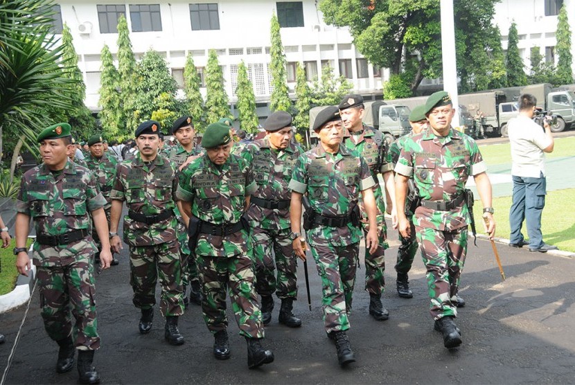 Panglima TNI Jenderal Moeldoko, Pangkostrad Letjen Gatot Nurmantyo, dan Kapuspen Mayjen Fuad Basya.