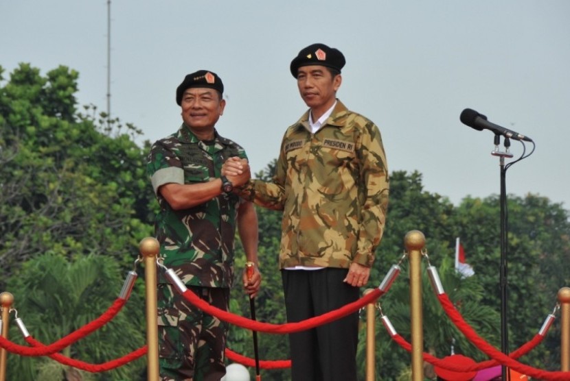Panglima TNI Jenderal Moeldoko salam komando bersama Presiden Jokowi.