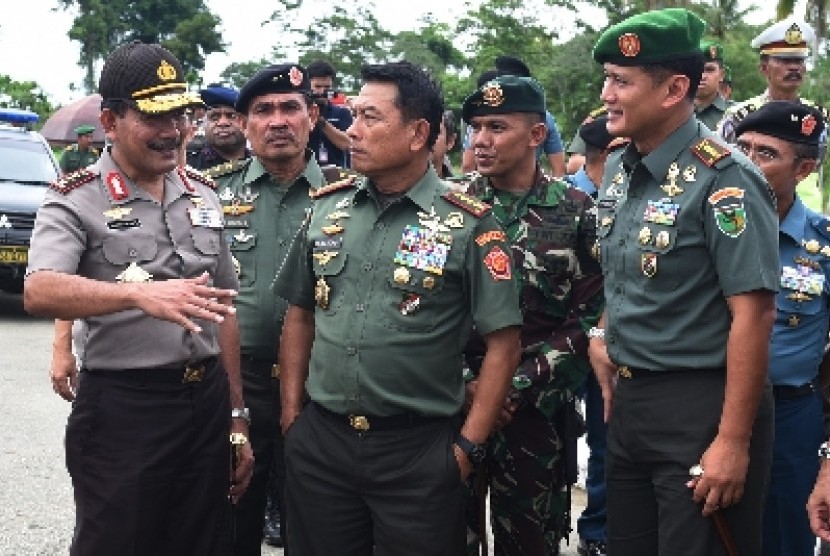 Panglima TNI Jenderal Moeldoko (tengah).