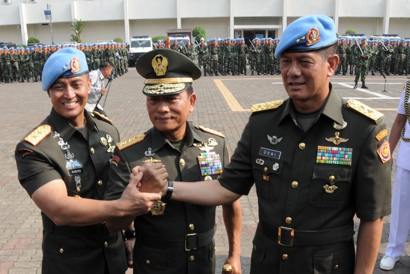 Panglima TNI Jenderal Moeldoko (tengah) bersama Danpaspampres Mayjen Andika Perkasa (kanan) sertaDanjen Kopassus Mayjen Doni Monardo.