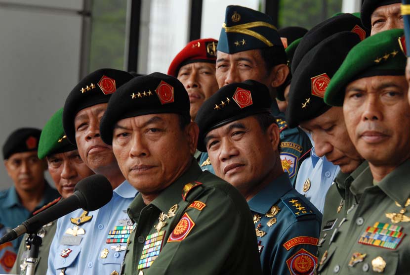 Panglima TNI Jenderal Moeldoko (tengah) bersama jajaran staf petinggi TNI memberikan keterangan pers usai rapat koordinasi keamanan jelang pemilu di Mabes TNI, Cilangkap, Jakarta, Jumat (13/6). 