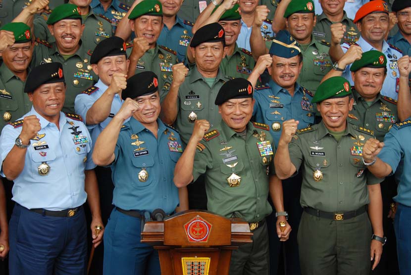 Panglima TNI Jenderal Moeldoko (tengah) bersama jajaran staf petinggi TNI memberikan keterangan pers usai rapat koordinasi keamanan jelang pemilu di Mabes TNI, Cilangkap, Jakarta, Jumat (13/6).