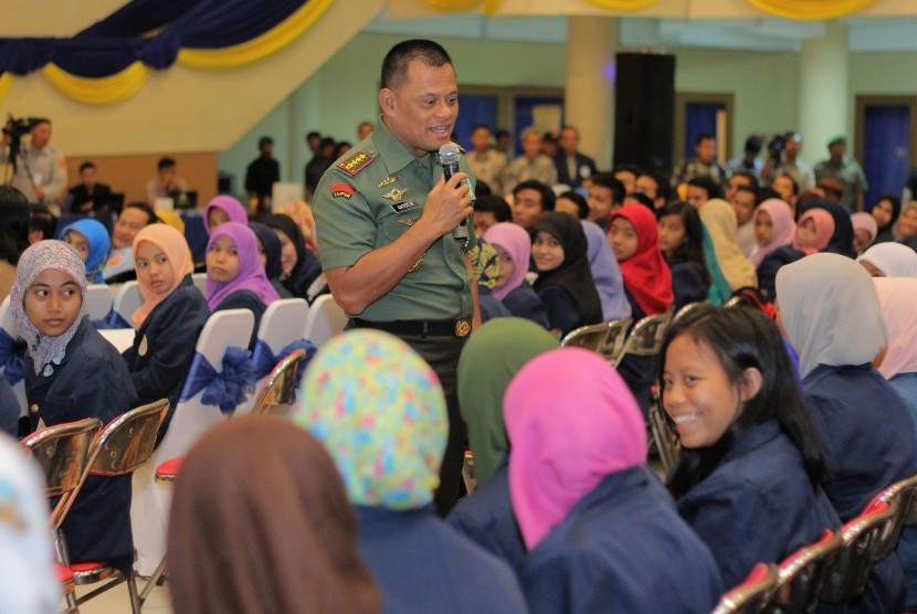 Panglima TNI Jenderal TNI AD Gatot Nurmantyo memberikan kuliah umum kepada para mahasiswa di Universitas Airlangga Surabaya, Jawa Timur, Rabu (11/11). 