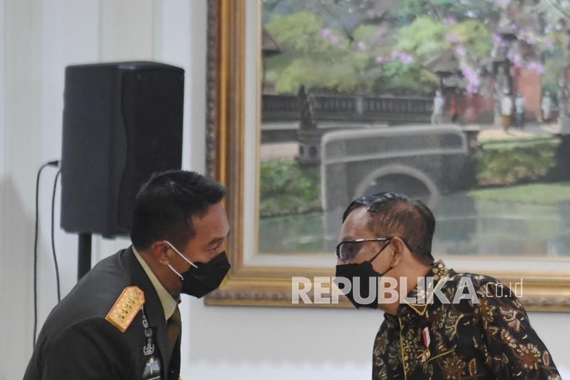 Panglima TNI Jenderal TNI Andika Perkasa (kiri) berbincang dengan Menko Polhukam Mahfud MD.