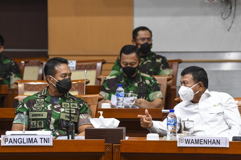 Panglima TNI Jenderal TNI Andika Perkasa (kiri) berbincang dengan Wakil Menteri Pertahanan Muhammad Herindra (kanan) sebelum mengikuti rapat kerja dengan Komisi I DPR RI.