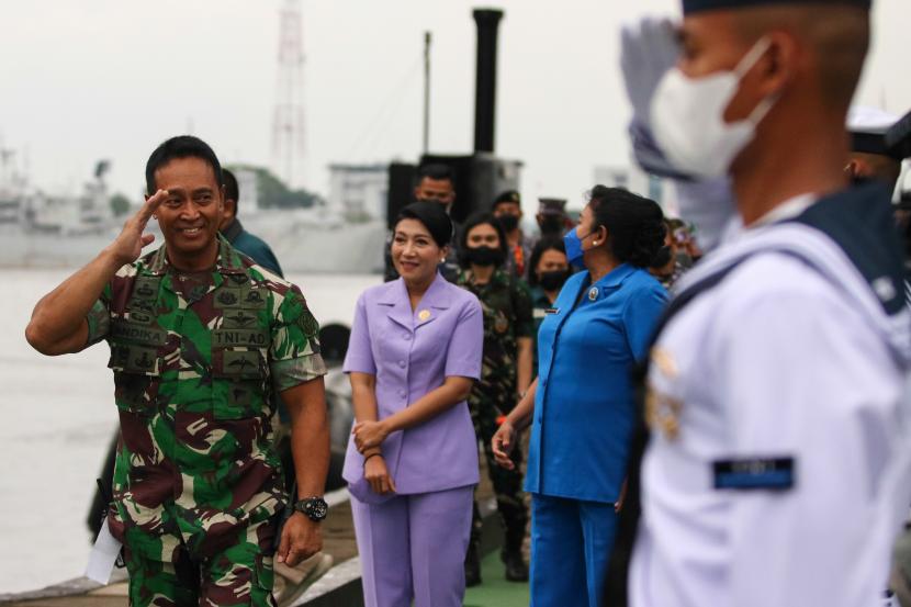 Panglima TNI Jenderal TNI Andika Perkasa (kiri) 