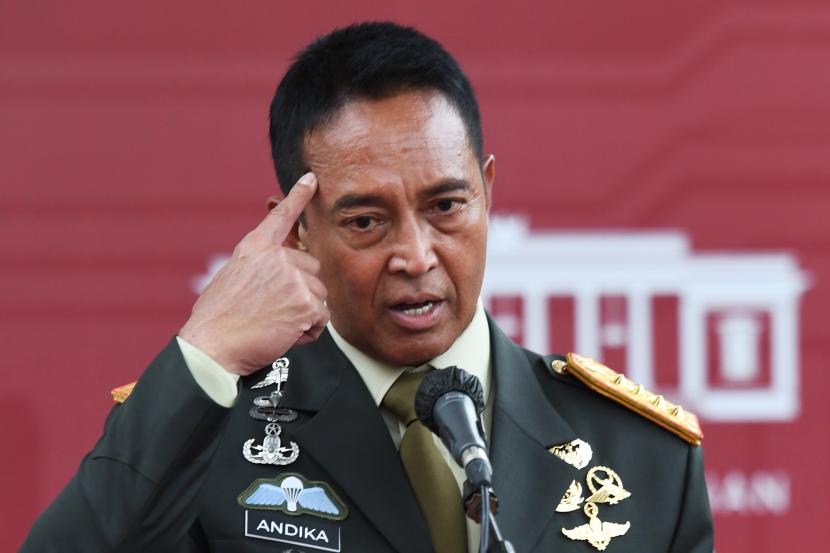 Panglima TNI Jenderal TNI Andika Perkasa memberikan keterangan kepada wartawan usai dilantik menjadi Panglima TNI di area Istana Kepresidenan, Jakarta.