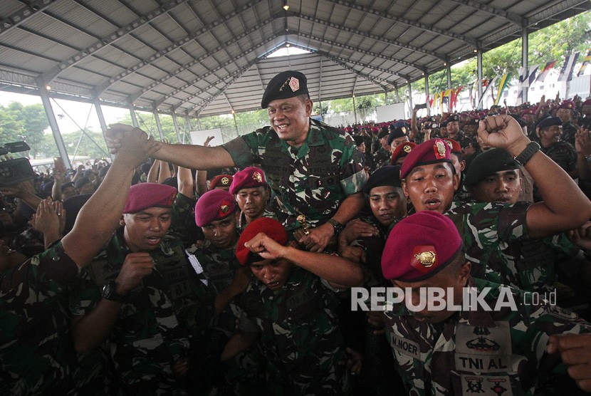 Panglima TNI Jenderal TNI Gatot Nurmantyo digotong sejumlah prajurit TNI AL disela kunjungannya di Makoarmatim, Ujung, Surabaya, Jawa Timur, Jumat (8/12).