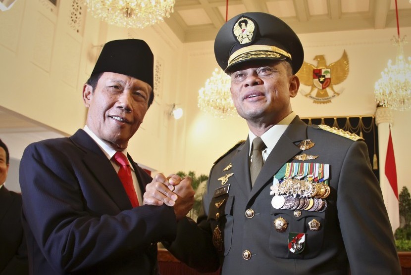 Panglima TNI Jenderal TNI Gatot Nurmantyo (kanan) berjabat tangan dengan Kepala BIN Sutiyoso (kiri) usai dilantik oleh Presiden Joko Widodo di Istana Merdeka, Jakarta, Rabu (8/7). (Antara/Yudhi Mahatma)