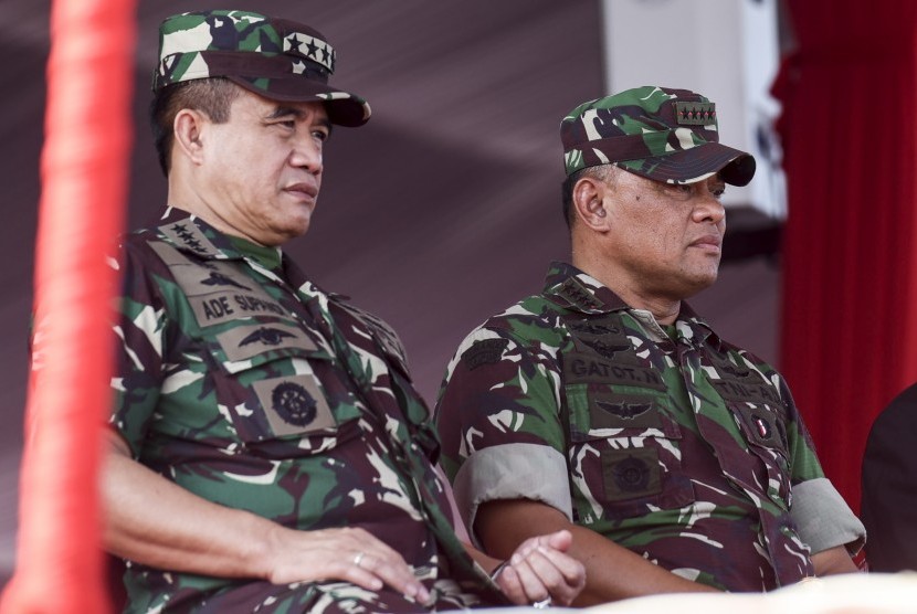 Panglima TNI Jenderal TNI Gatot Nurmantyo (kanan) bersama Kepala Staf Angkatan Laut (KSAL) Laksamana TNI Ade Supandi menyaksikan gladi bersih HUT ke-72 TNI di Dermaga Indah Kiat Cilegon, Banten, Selasa (3/10).