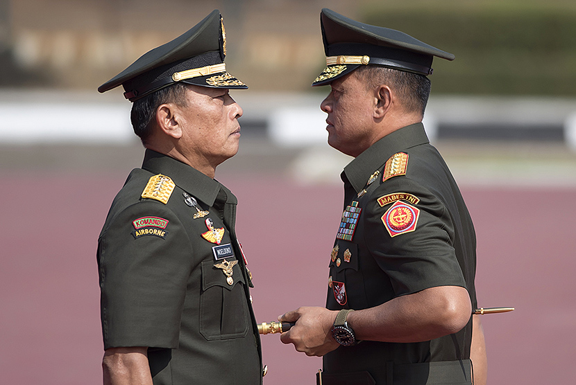 Panglima TNI Jenderal TNI Gatot Nurmantyo (kanan) dan Jenderal TNI Moeldoko (kiri) mengikuti Upacara Serah Terima Jabatan di Plaza Mabes TNI, Cilangkap, Jakarta Timur, Selasa (14/7). 