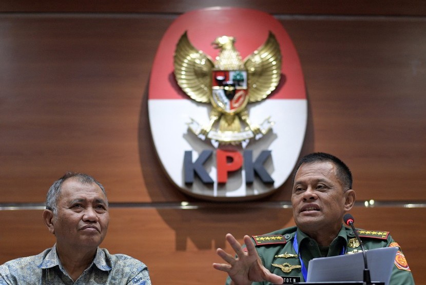 Indonesian Military Commander General Gatot Nurmantyo (right) and Chairman of Corruption Eradication Commission (KPK) Agus Rahardjo held a press conference on the alleged corruption of AgustaWestland (AW) 101 helicopters procurement case at KPK office, Jakarta, Friday (May 26).