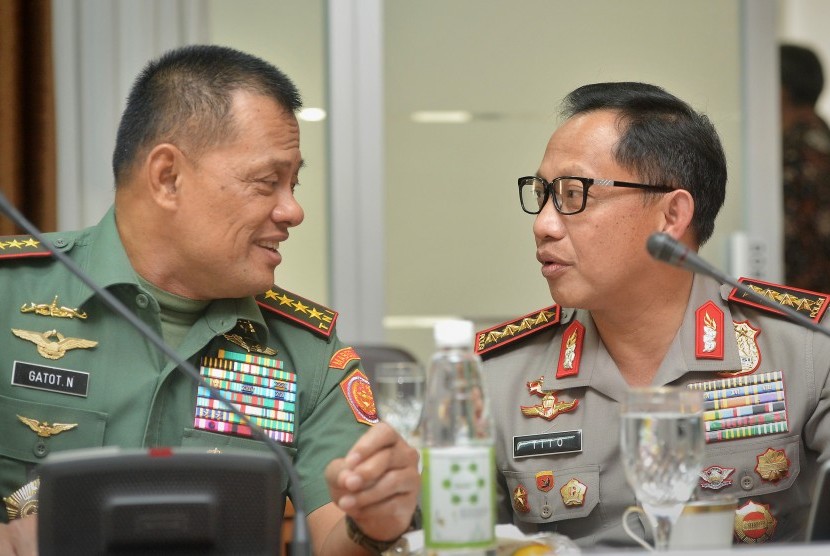 Panglima TNI Jenderal TNI Gatot Nurmantyo (kiri) dan Kapolri Jenderal Polisi Tito Karnavian (kanan)