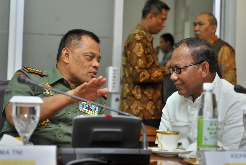 Panglima TNI Jenderal TNI Gatot Nurmantyo (kiri) berdiskusi Kepala BNPT Saud Usman Nasution (kanan) mengikuti rapat terbatas membahas penanganan radikalisme ISIS, di Kantor Presiden, Jakarta, Rabu (16/12).