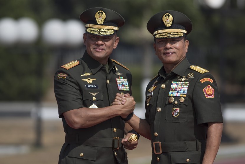 Panglima TNI Jenderal TNI Gatot Nurmantyo (kiri) berjabat tangan komando dengan Jenderal TNI Moeldoko (kanan) pada Upacara Serah Terima Jabatan di Plaza Mabes TNI, Cilangkap, Jakarta Timur, Selasa (14/7).