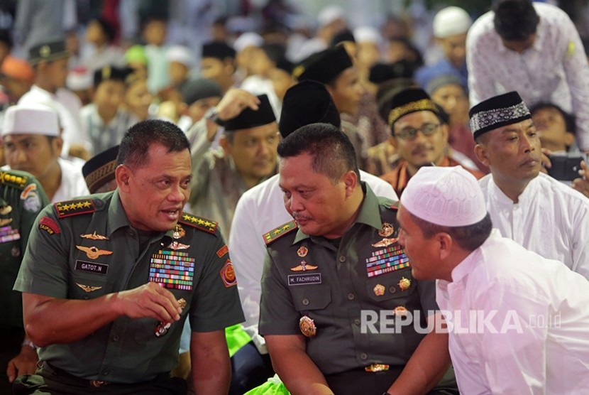 Panglima TNI Jenderal TNI Gatot Nurmantyo (kiri) bersama Pangdam Iskandar Muda Mayjen TNI Moch Fachrudin S.Sos (tengah) berbincang dengan warga saat menghadiri silahturrahmi dan safari Ramadan di Makodam IM, Banda Aceh, Aceh, Rabu (31/5).