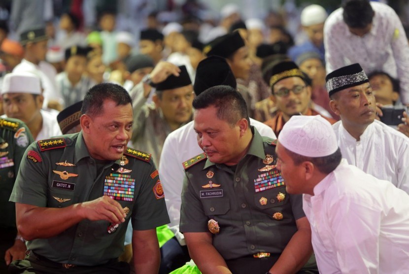 Panglima TNI Jenderal TNI Gatot Nurmantyo (kiri).