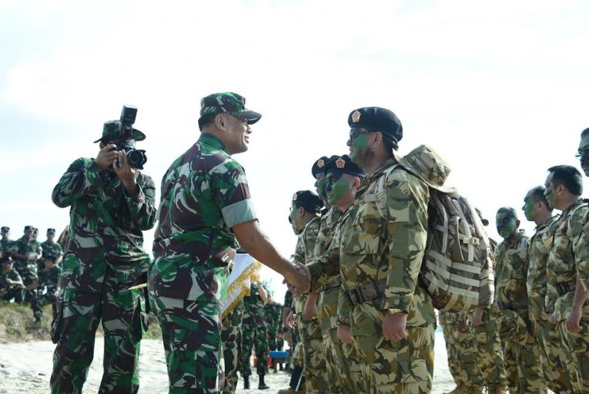  Panglima TNI Jenderal TNI Gatot Nurmantyo melaksanakan Pembaretan kepada 23 Gubernur se-Indonesia di Pantai Teluk Buton, Tanjung Datuk Natuna, Jumat (19/5).