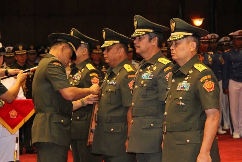 Panglima TNI Jenderal TNI Gatot Nurmantyo melantik kepala Bais dan Danjen Akademi TNI.