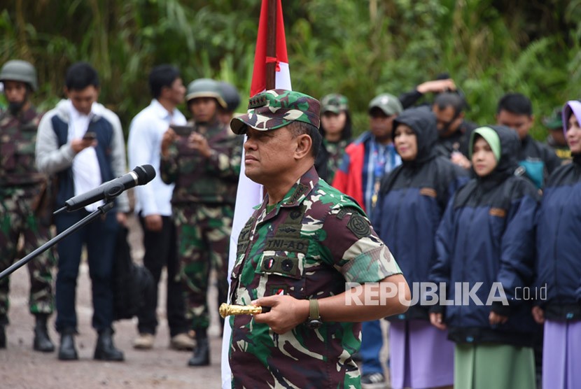 Panglima TNI Jenderal TNI Gatot Nurmantyo memberikan penghargaan kepada 63 prajurit TNI yang tergabung dalam Satgas Pembebasan Sandera atas keberhasilannya membebaskan 347 warga masyarakat yang disandera oleh Kelompok Kriminal Bersenjata (KKB) di Papua.