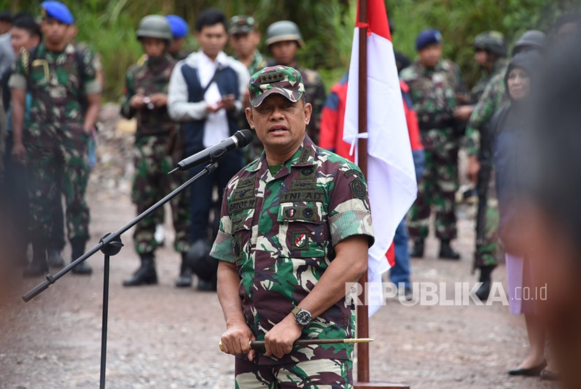 Panglima TNI Jenderal TNI Gatot Nurmantyo memberikan penghargaan kepada 63 prajurit TNI yang tergabung dalam Satgas Pembebasan Sandera atas keberhasilannya membebaskan 347 warga masyarakat yang disandera oleh Kelompok Kriminal Bersenjata (KKB) di Papua.