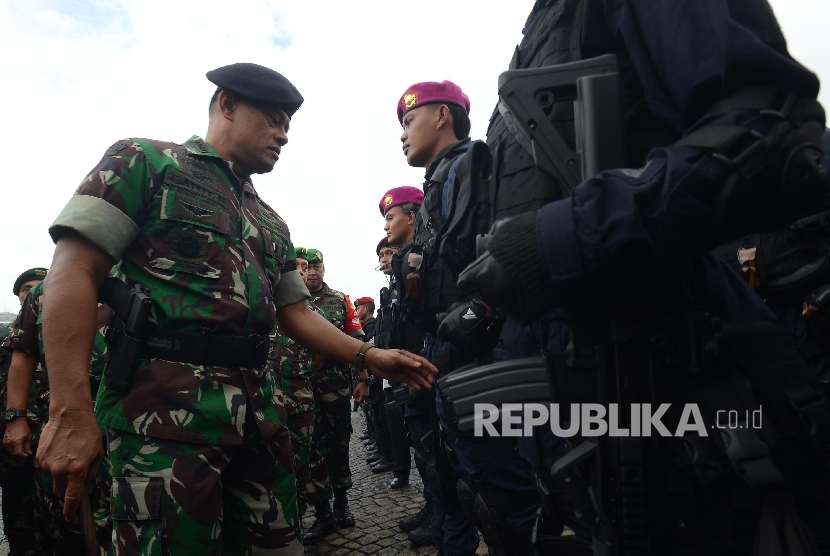 Panglima TNI Jenderal TNI Gatot Nurmantyo memeriksa pasukan seusai melakukan apel pengamanan KTT OKI di silang Monumen Nasional, Jakarta, Selasa (1/3). (Republika/Raisan Al Farisi)
