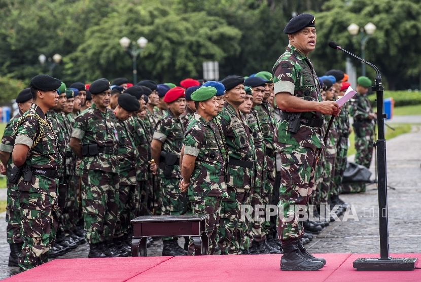 Panglima TNI Jenderal TNI Gatot Nurmantyo memimpin apel pengamanan VVIP jelang Konferensi Tingkat Tinggi Luar Biasa Organisasi Kerjasama Islam (KTT OKI) di silang Monas, Jakarta, Selasa (1/3).