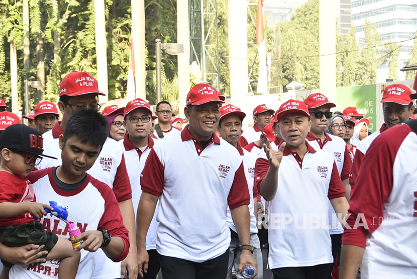 Panglima TNI Jenderal TNI Gatot Nurmantyo menghadiri jalan sehat Empat Pilar MPR RI bersama Ketua MPR RI Zulkifli Hasan dan Menteri Pertanian RI Andi Amran Sulaiman serta 3.000 orang peserta di Kompleks MPR/DPR/DPD RI, Jakarta Pusat, Ahad (27/8).