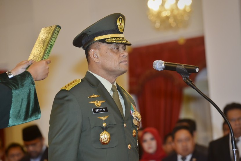 Panglima TNI Jenderal TNI Gatot Nurmantyo mengucapkan sumpah jabatan saat dilantik oleh Presiden Joko Widodo di Istana Merdeka, Jakarta, Rabu (8/7).   (Antara/Yudhi Mahatma)
