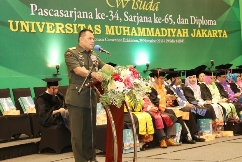 Panglima TNI Jenderal TNI Gatot Nurmantyo pada acara Wisuda Pascasarjana ke-34, Sarjana ke-65 dan Diploma, Universitas Muhammadiyah Jakarta, di Tangerang, Selasa (29/11)