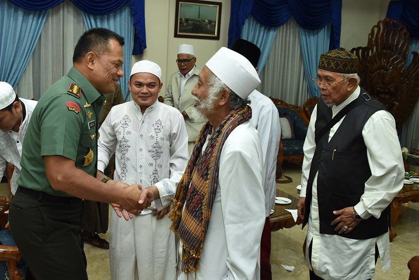 Panglima TNI Jenderal TNI Gatot Nurmantyo saat berdialog dengan beberapa Ulama dari berbagai wilayah di Indonesia, bertempat di Base Ops Lanud Halim Perdanakusuma, Jakarta Timur,
