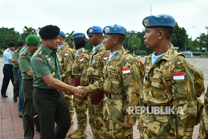 Panglima TNI Jenderal TNI Gatot Nurmantyo saat menerima kedatangan 800 prajurit TNI Kontingen Garuda XXXV-B/Unamid dibawah pimpinan Letkol Inf Singgih Pambudi Arinto sebagai Komandan Satgas, dalam suatu upacara militer di Plaza Mabes TNI, Cilangkap, Jakarta Timur, Rabu (26/4).