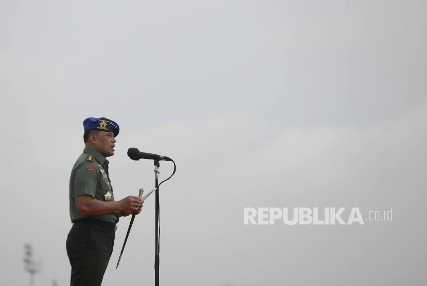 Panglima TNI Jenderal TNI Gatot Nurmantyo saat menjadi inspektur upacara pada gelar operasi penegakan ketertiban (Opsgaktib) dan Yustisi Pom TA. 2017 di Taxi Way Lanud Halim Perdanakusuma, Jakarta, Kamis (26/1).