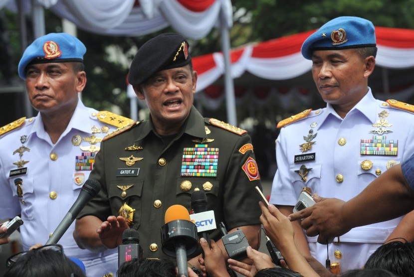 Panglima TNI Jenderal TNI Gatot Nurmantyo (tengah).