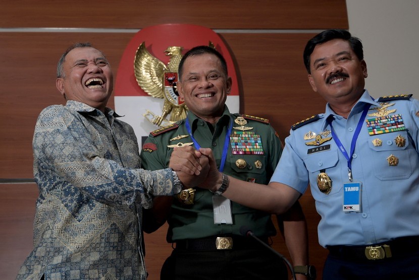 Panglima TNI Jenderal TNI Gatot Nurmantyo (tengah), KSAU Marsekal TNI Hadi Tjahjanto (kanan) dan Ketua KPK Agus Rahardjo melakukan salam komando usai konferensi pers kasus dugaan korupsi pembelian Helikopter Agusta Westland (AW) 101 di Gedung KPK, Jakarta, Jumat (26/5).