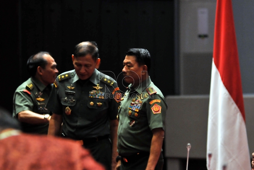 Panglima TNI Jenderal TNI Moeldoko (kanan) berbincang dengan kepala pusat penerangan TNI Mayjen TNI M FUad Basya (tengah) usai pembukaan pertemuan para ahli pangan (Experts Meeting) di Mabes TNI Cilangkap, Jakarta, Senin (30/3).