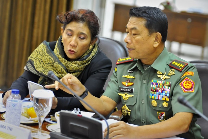 Panglima TNI Jenderal TNI Moeldoko (kanan) berdiskusi dengan Menteri Kelautan dan Perikanan Susi Pudjiastuti (kiri) saat rapat terbatas membahas perbudakan ABK Benjina, di Kantor Kepresidenan, Jakarta, Selasa (7/4).