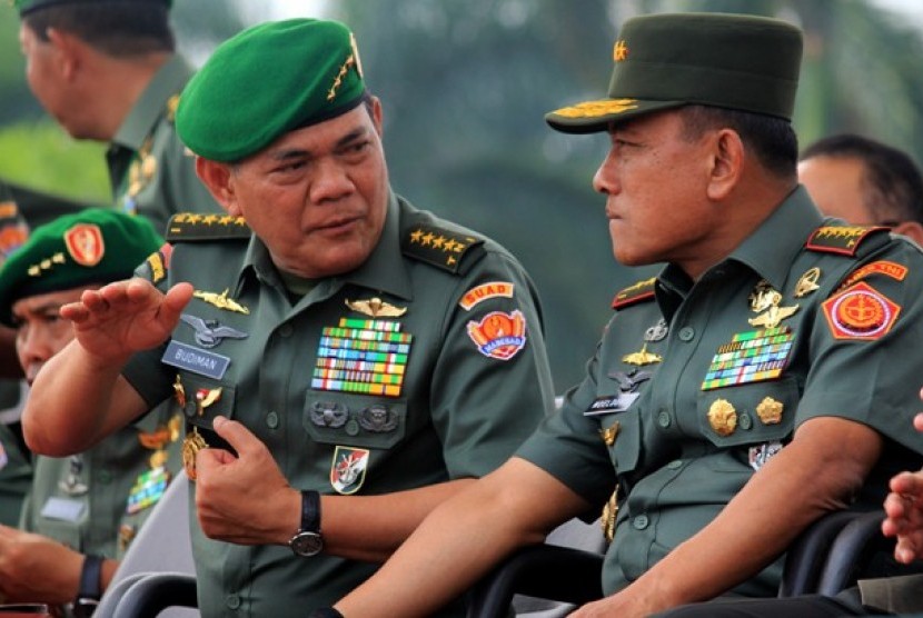 Panglima TNI Jenderal TNI Moeldoko (kanan) dan KSAD Jenderal TNI Budiman (kiri).