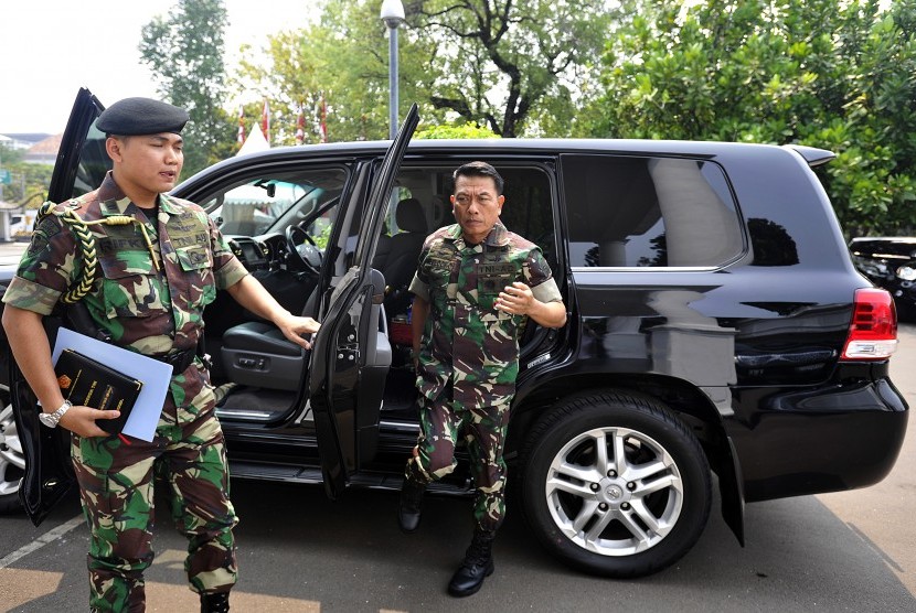 Panglima TNI Jenderal TNI Moeldoko (kanan) keluar dari kendaraannya ketika memenuhi panggilan Presiden Susilo Bambang Yudhoyono di Istana Negara, Rabu (20/8). Pertemuan itu antara lain membahas pengamanan menjelang pengumuman hasil sengketa Pilpres 2014 di